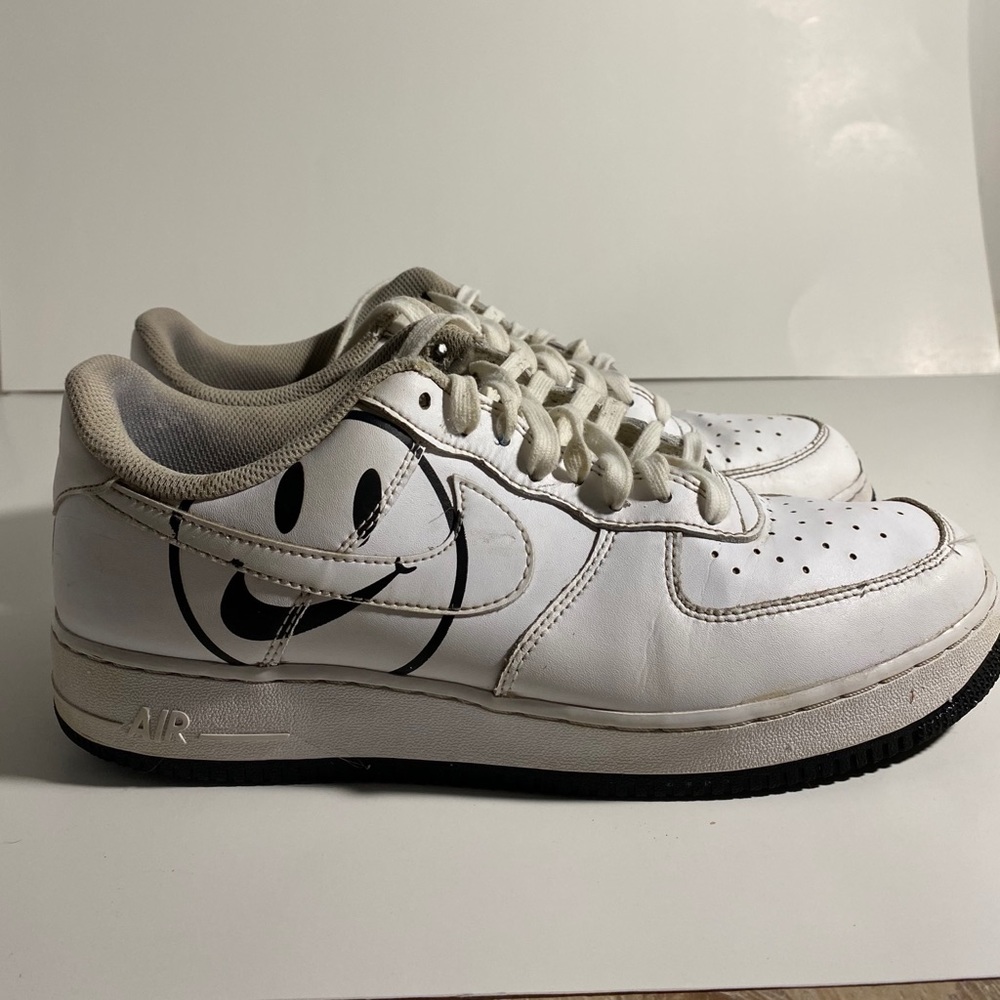 Nike Air Force 1’s smiley face